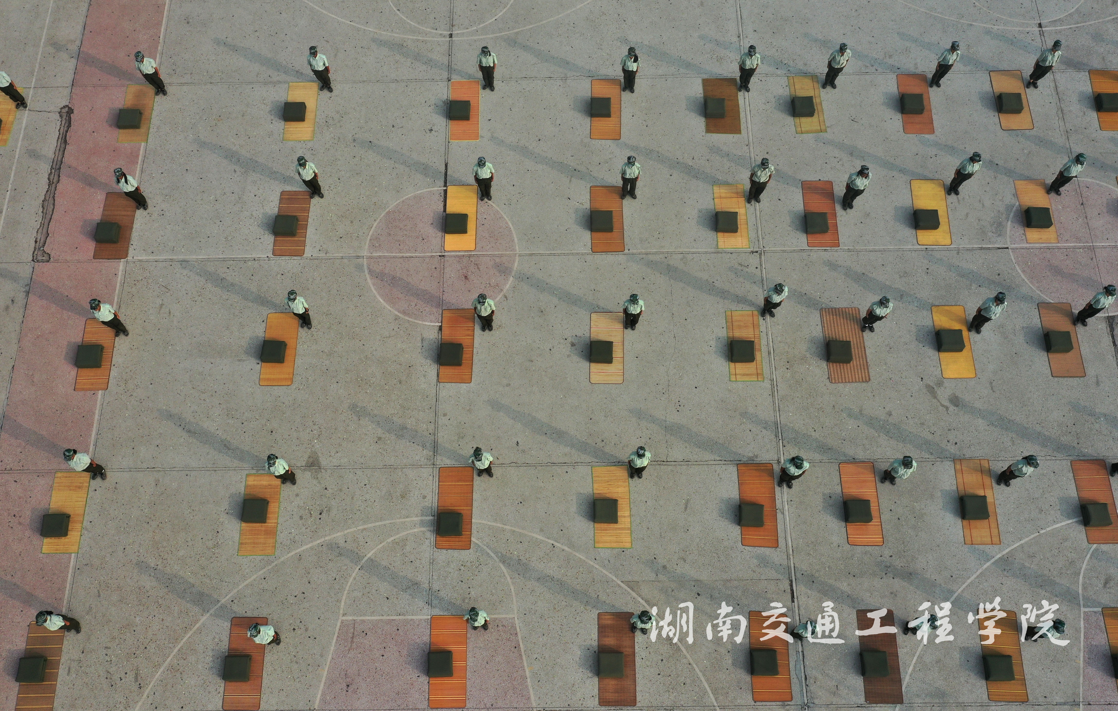 9月15日,在湖南省衡阳市beat365唯一官方网站球场,学校2019级新生在进行叠被子比赛。 (3).JPG 9月15日,在湖南省衡阳市beat365唯一官方网站球场,学校2019级新生在进行叠被子比赛。 (3).JPG