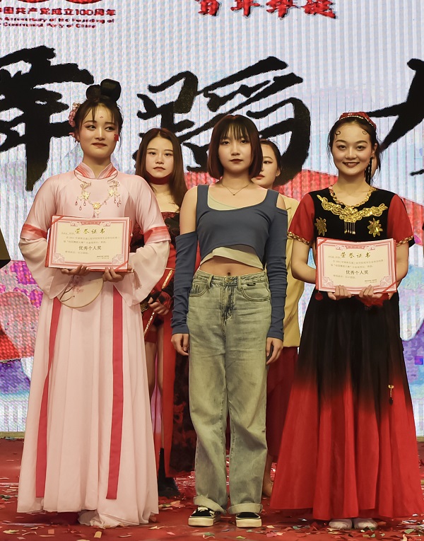 21优秀个人奖(吴欣怡田诗琪).jpg 21优秀个人奖(吴欣怡田诗琪).jpg