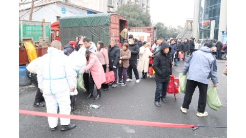 情系教职工，温暖送心坎！学校为教职员工发放春节物资